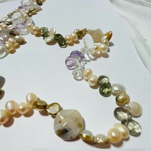 😊Pearl Quartz and Glass Bolo Necklace